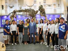 Глава Якутии провёл экскурсию в Музее мамонта для студентов из ЛНР