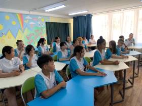 Министр образования Якутии встретилась в «Орленке» с детьми из пострадавших от паводков районов