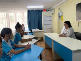 Министр образования Якутии встретилась в «Орленке» с детьми из пострадавших от паводков районов