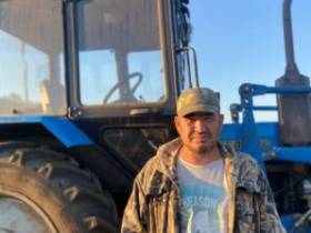 Остался без работы и занялся фермерством: житель Амгинского района с нуля создал свиноферму