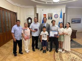 Глава Якутии вручил знаки отличия «Гражданская доблесть» Дугуйдану Винокурову и Мичилу Неустроеву