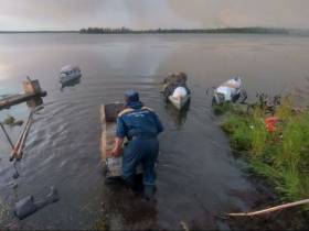 В Якутии спасатели эвакуировали мужчину из зоны лесного пожара