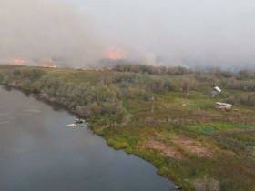 В Якутии спасатели эвакуировали мужчину из зоны лесного пожара