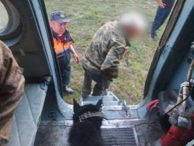 В Якутии спасатели эвакуировали мужчину из зоны лесного пожара