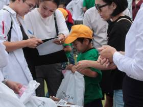 Порядка 400 детей из пострадавших от дождевого паводка районов Якутии получили школьную форму