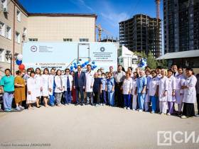 Ключи от передвижного офтальмологического комплекса вручили республиканской клинической больнице