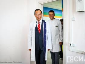 Ключи от передвижного офтальмологического комплекса вручили республиканской клинической больнице