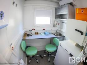 Ключи от передвижного офтальмологического комплекса вручили республиканской клинической больнице