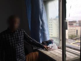 В Якутске пьяный мужчина пытался скинуть с девятого этажа двоих детей