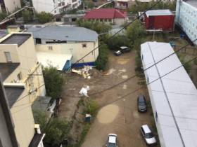 В Якутске пьяный мужчина пытался скинуть с девятого этажа двоих детей