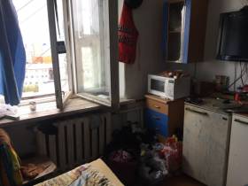 В Якутске пьяный мужчина пытался скинуть с девятого этажа двоих детей