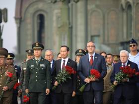 Айсен Николаев возложил цветы к памятнику «Матерям победителей» в Москве