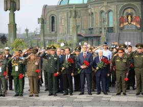 Айсен Николаев возложил цветы к памятнику «Матерям победителей» в Москве