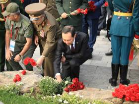 Айсен Николаев возложил цветы к памятнику «Матерям победителей» в Москве