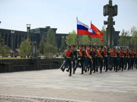 Айсен Николаев возложил цветы к памятнику «Матерям победителей» в Москве