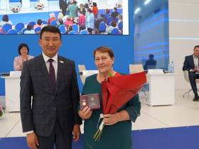 Государственные награды вручили работникам образования Якутии