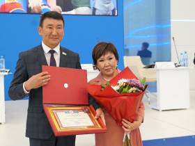 Государственные награды вручили работникам образования Якутии