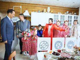 Победившую во всероссийском конкурсе семью навестил Айсен Николаев в Нюрбинском районе