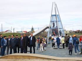 Обновлённая набережная с игровой площадкой открылась в Верхневилюйске