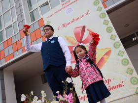 Айсен Николаев посетил торжественную линейку в Саха политехническом лицее