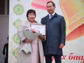 Айсен Николаев посетил торжественную линейку в Саха политехническом лицее