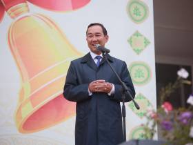 Айсен Николаев посетил торжественную линейку в Саха политехническом лицее