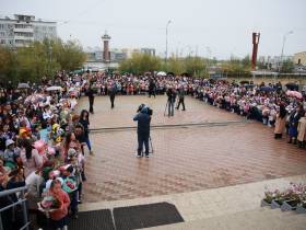 Айсен Николаев посетил торжественную линейку в Саха политехническом лицее