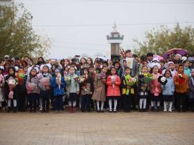 Айсен Николаев посетил торжественную линейку в Саха политехническом лицее