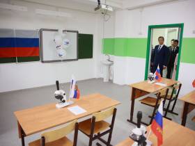 Айсен Николаев посетил торжественную линейку в Саха политехническом лицее