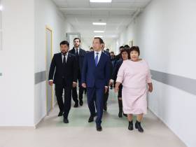 Айсен Николаев посетил торжественную линейку в Саха политехническом лицее