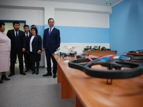 Айсен Николаев посетил торжественную линейку в Саха политехническом лицее