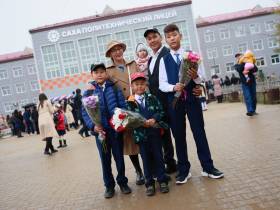 Айсен Николаев посетил торжественную линейку в Саха политехническом лицее