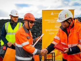 «Свернуть горы!»: выявлены лучшие водители горной спецтехники на Нежданинском