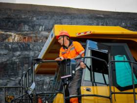 «Свернуть горы!»: выявлены лучшие водители горной спецтехники на Нежданинском