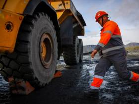 «Свернуть горы!»: выявлены лучшие водители горной спецтехники на Нежданинском