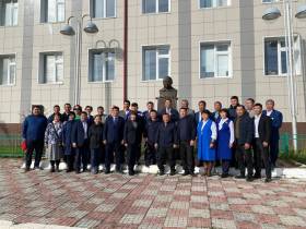 Цветы к памятнику Дмитрию Коркину возложили в Чурапчинском районе Якутии