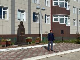 Цветы к памятнику Дмитрию Коркину возложили в Чурапчинском районе Якутии