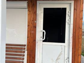 В Якутске вандалы разгромили теплую остановку