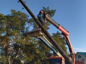 Энергетики устраняют последствия порывистого ветра в Якутске