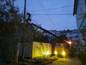 Энергетики устраняют последствия порывистого ветра в Якутске