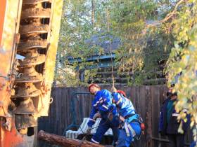 Более 50 электриков продолжают работы по восстановлению электроснабжения