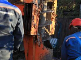 Более 50 электриков продолжают работы по восстановлению электроснабжения