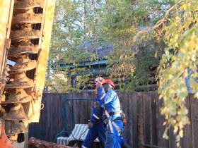 Более 50 электриков продолжают работы по восстановлению электроснабжения