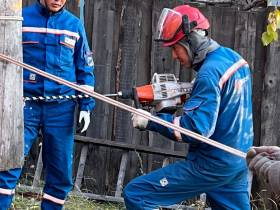 Более 50 электриков продолжают работы по восстановлению электроснабжения