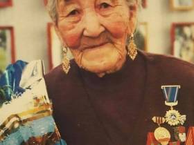 Знак «Почётного старейшины республики» вручили чурапчинскому переселенцу