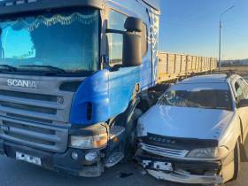 В Якутске пассажир пострадал при столкновении легкового автомобиля с самосвалом