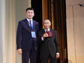 Лучшие педагоги Якутии рассказали, кому посвятили награды