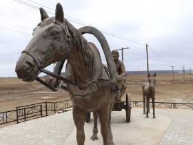 В Амге открыли скульптурную композицию землепашцам-первопроходцам