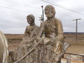 В Амге открыли скульптурную композицию землепашцам-первопроходцам