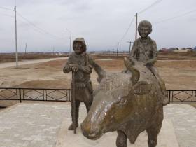 В Амге открыли скульптурную композицию землепашцам-первопроходцам